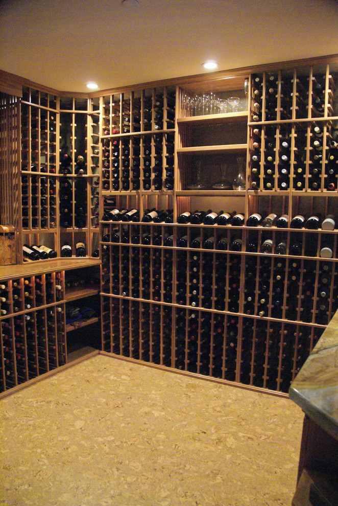 Cette image montre une cave à vin craftsman de taille moyenne avec des casiers.