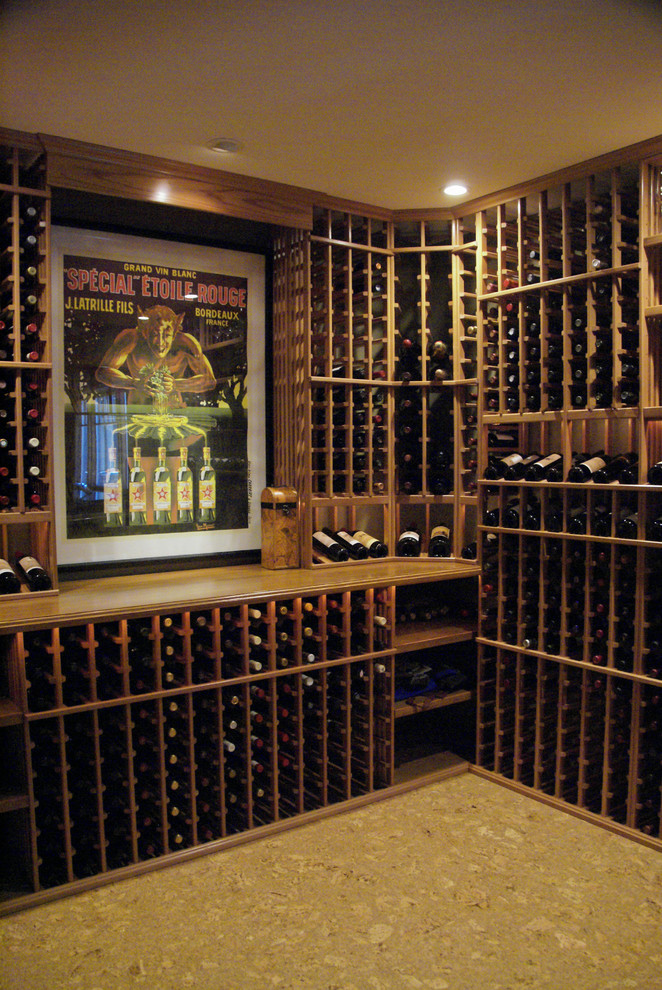 Bild på en mellanstor amerikansk vinkällare, med vinhyllor