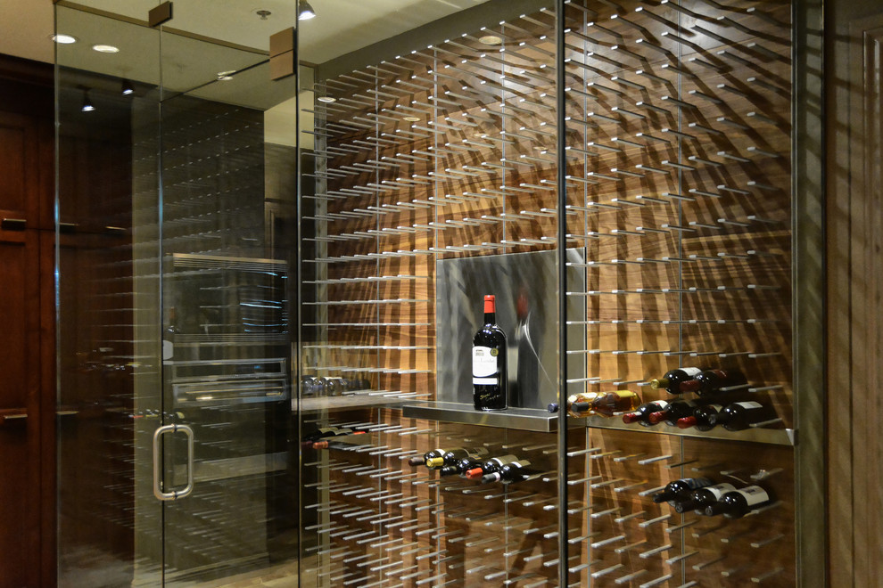 Cette image montre une grande cave à vin design avec parquet clair et des casiers.