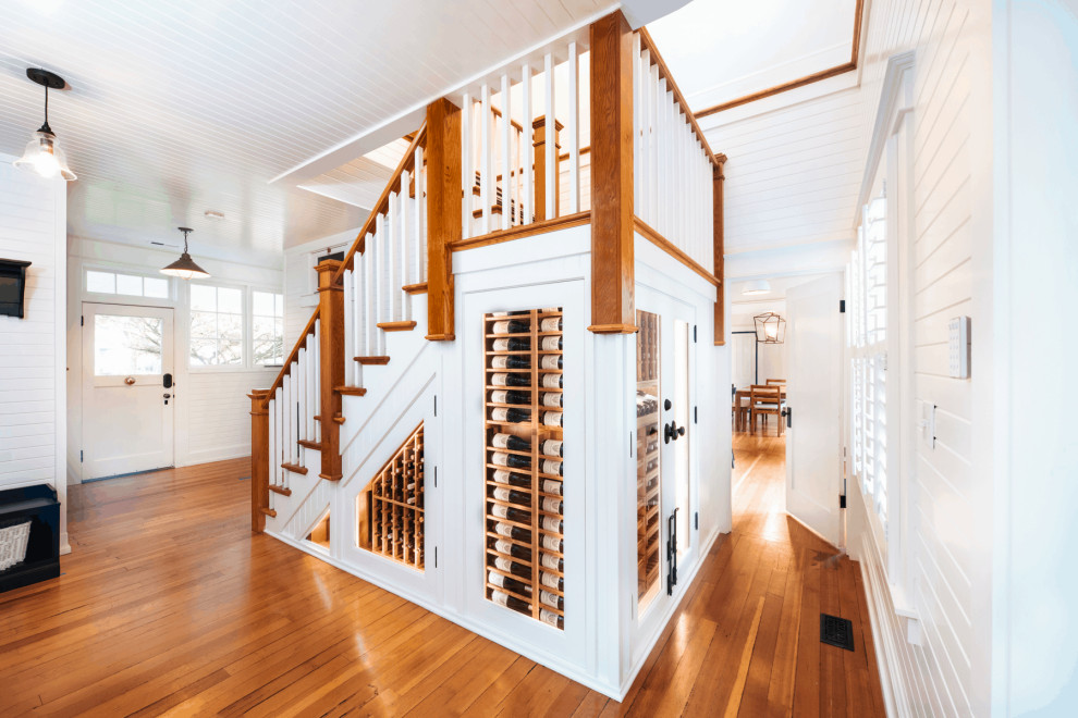 Kleiner Landhaus Weinkeller mit waagerechter Lagerung, braunem Boden und braunem Holzboden in Portland