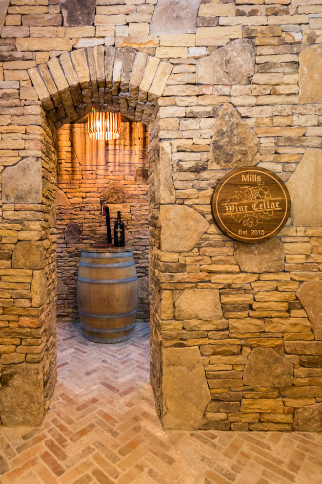 Foto de bodega tradicional renovada grande con suelo de ladrillo