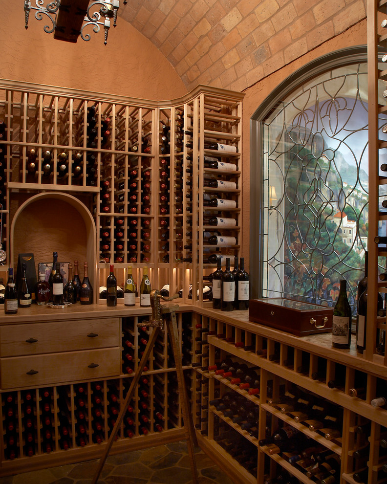 Exemple d'une cave à vin méditerranéenne avec un présentoir.