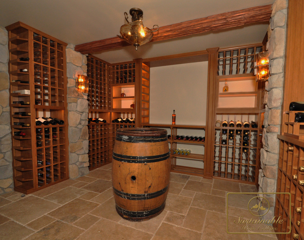 Aménagement d'une grande cave à vin montagne avec un sol en carrelage de porcelaine et un présentoir.