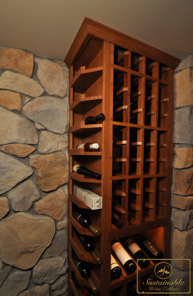 Cette photo montre une grande cave à vin montagne avec un sol en carrelage de porcelaine et un présentoir.