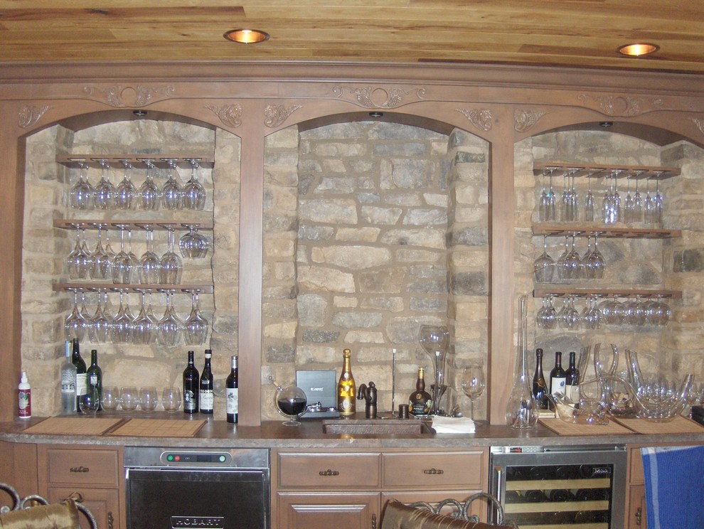 Aménagement d'une grande cave à vin montagne avec un sol en bois brun et un présentoir.