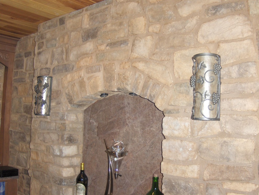 Источник вдохновения для домашнего уюта: большой винный погреб в стиле рустика с паркетным полом среднего тона и витринами