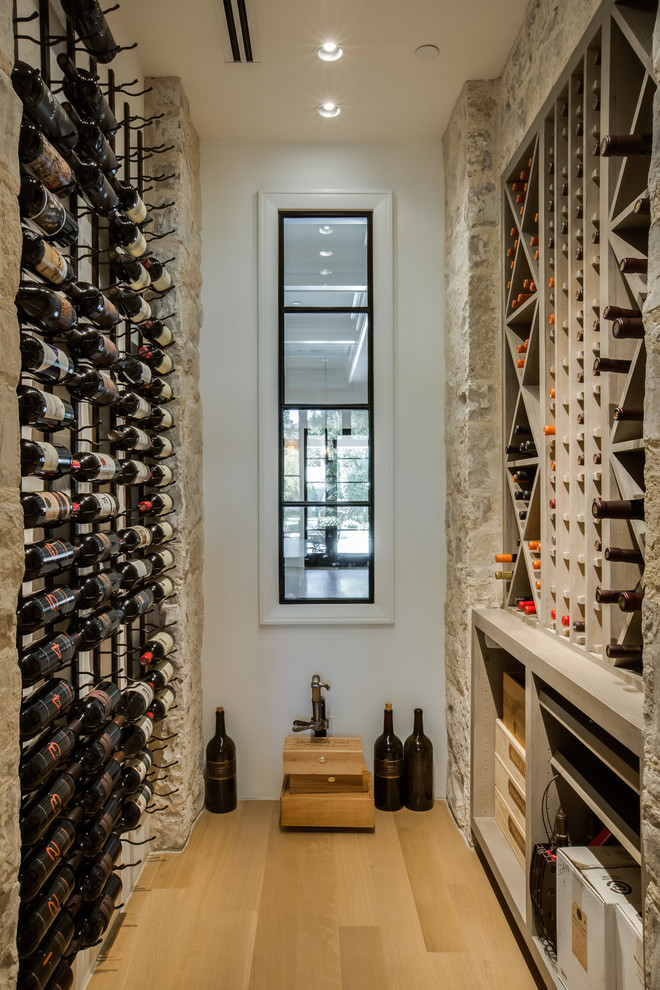 Cette photo montre une cave à vin tendance avec parquet clair et des casiers.