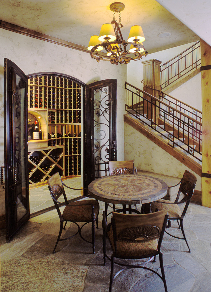 Exempel på en stor rustik vinkällare, med vinhyllor och grått golv