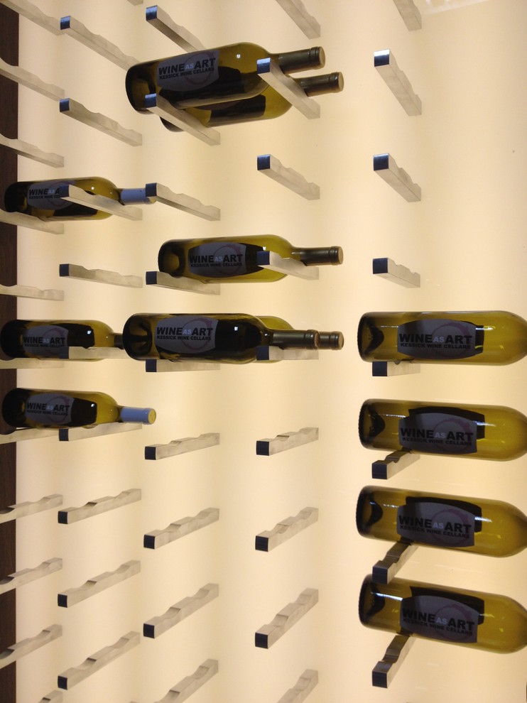 Idéer för att renovera en mellanstor funkis vinkällare, med vinhyllor