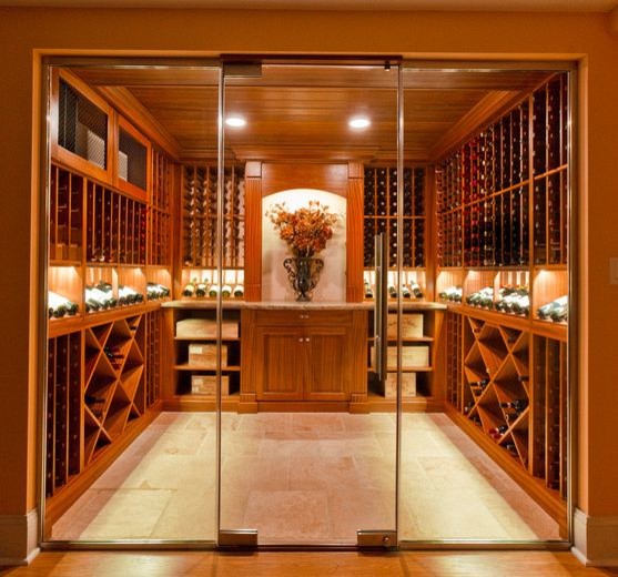 Idéer för att renovera en stor vintage vinkällare, med travertin golv och vinhyllor