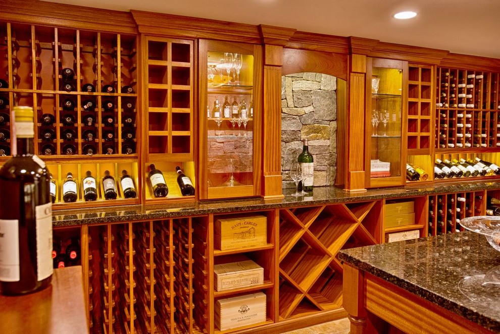 Foto på en mycket stor rustik vinkällare, med vinställ med diagonal vinförvaring