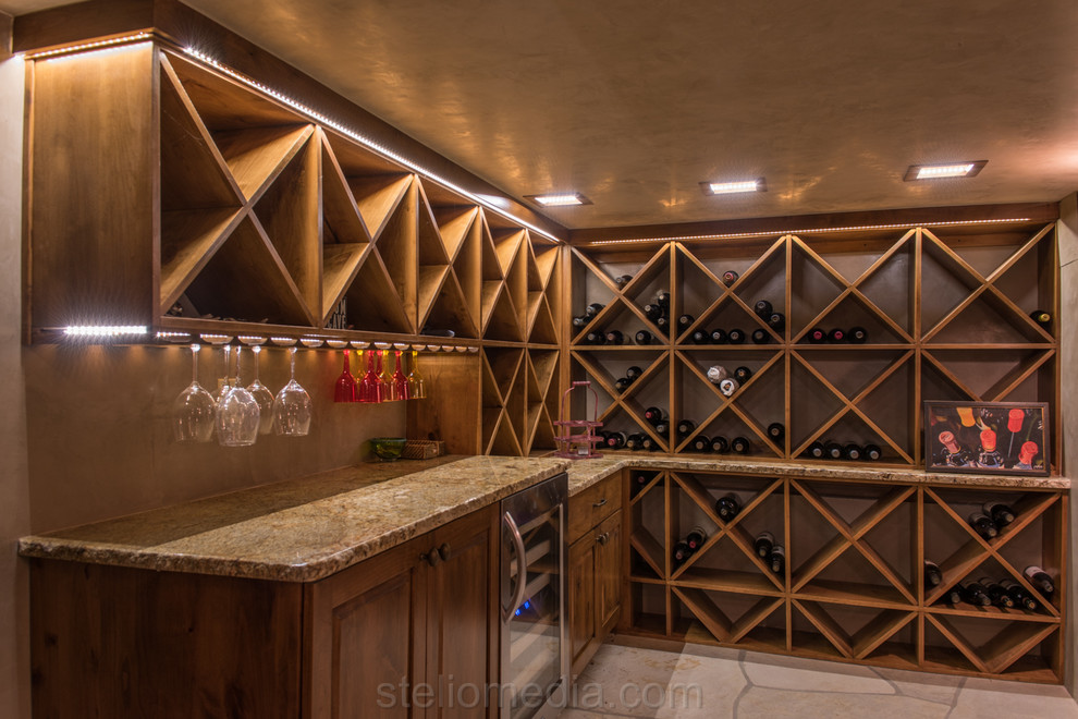 アルバカーキにあるサンタフェスタイルのおしゃれなワインセラーの写真