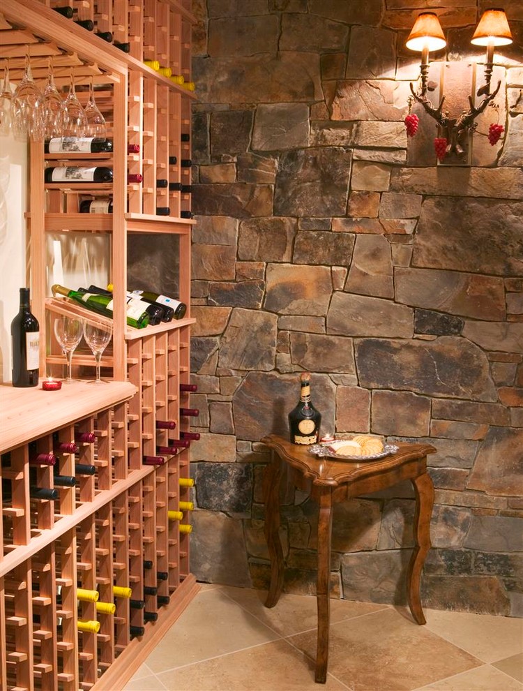 Exemple d'une cave à vin montagne avec des casiers.