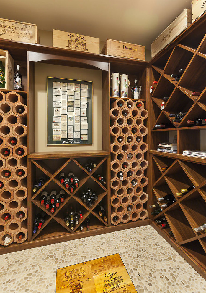 Réalisation d'une cave à vin de taille moyenne avec des casiers losange.