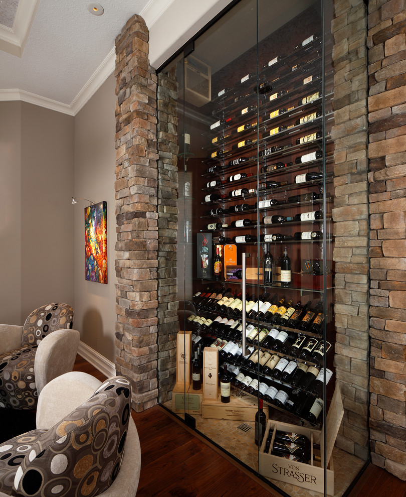 Cette image montre une grande cave à vin design avec un sol en bois brun et un présentoir.
