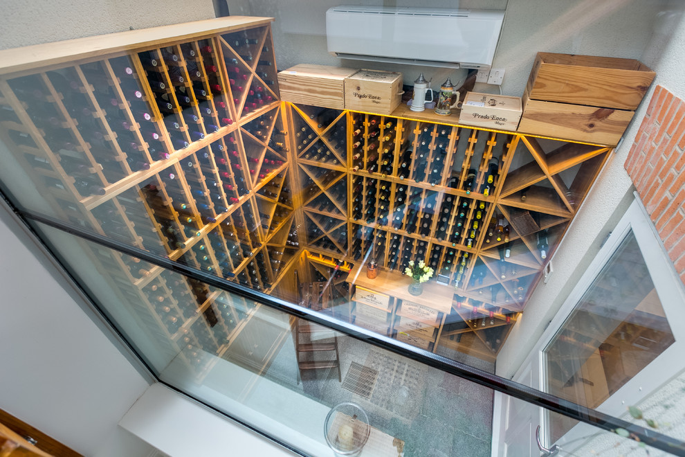 Mittelgroßer Moderner Weinkeller mit Kammern und grauem Boden in London
