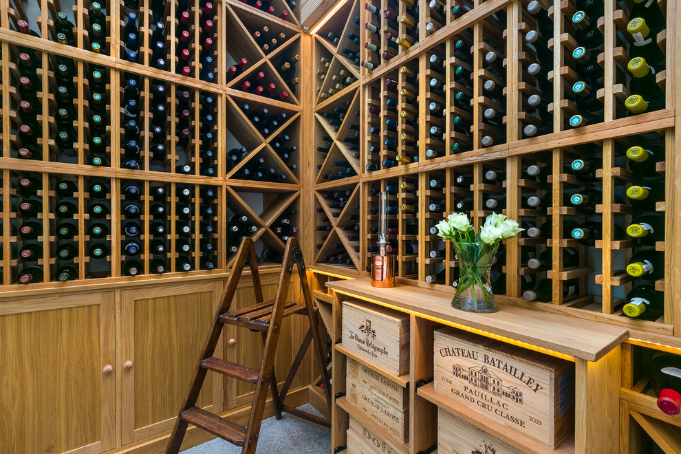 Exemple d'une cave à vin moderne de taille moyenne avec des casiers et un sol gris.