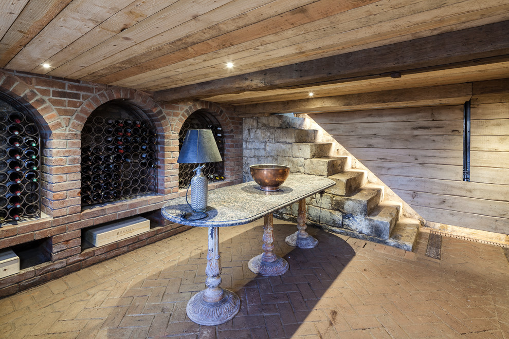 Exemple d'une cave à vin nature de taille moyenne avec des casiers et un sol en brique.