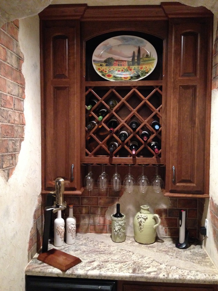 Cette image montre une petite cave à vin chalet avec un sol en carrelage de céramique et des casiers losange.