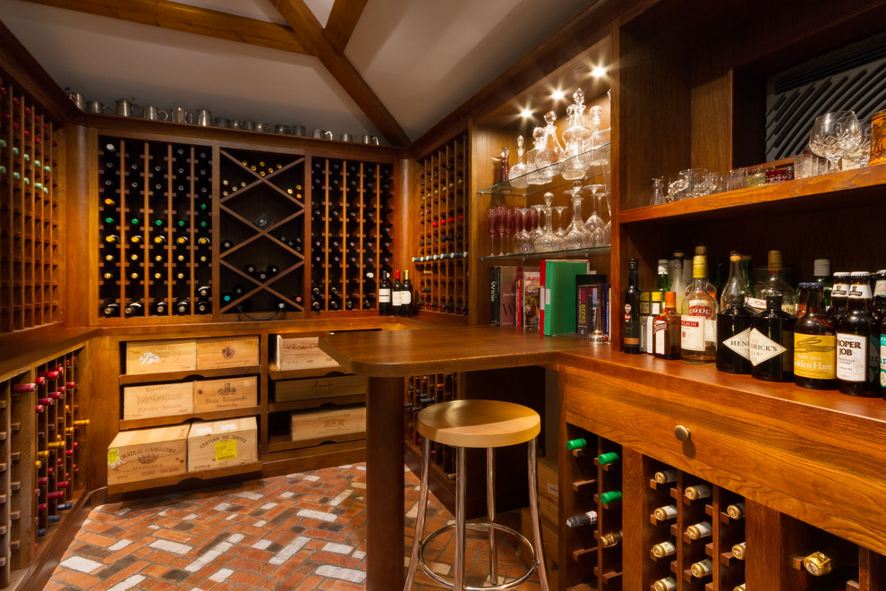 Idéer för vintage vinkällare, med tegelgolv, vinställ med diagonal vinförvaring och rött golv