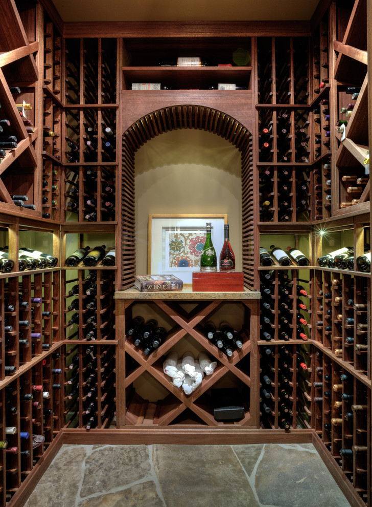 Exemple d'une très grande cave à vin chic avec des casiers.