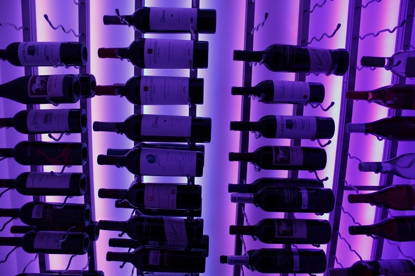 Cette photo montre une petite cave à vin tendance avec des casiers.