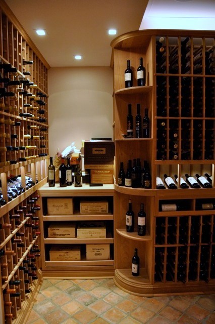 Cette photo montre une grande cave à vin chic avec des casiers.