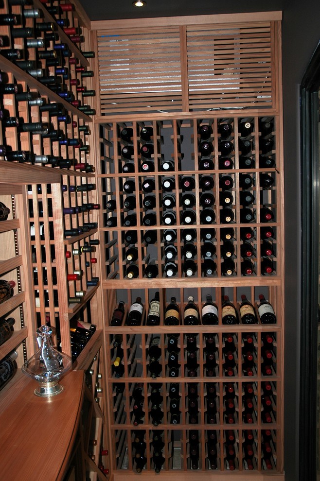 Exemple d'une cave à vin nature de taille moyenne avec un présentoir.