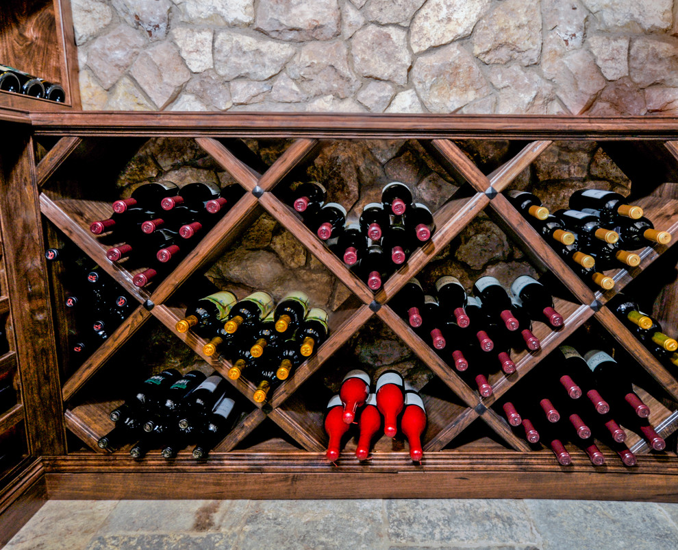 Inredning av en medelhavsstil mellanstor vinkällare, med vinställ med diagonal vinförvaring