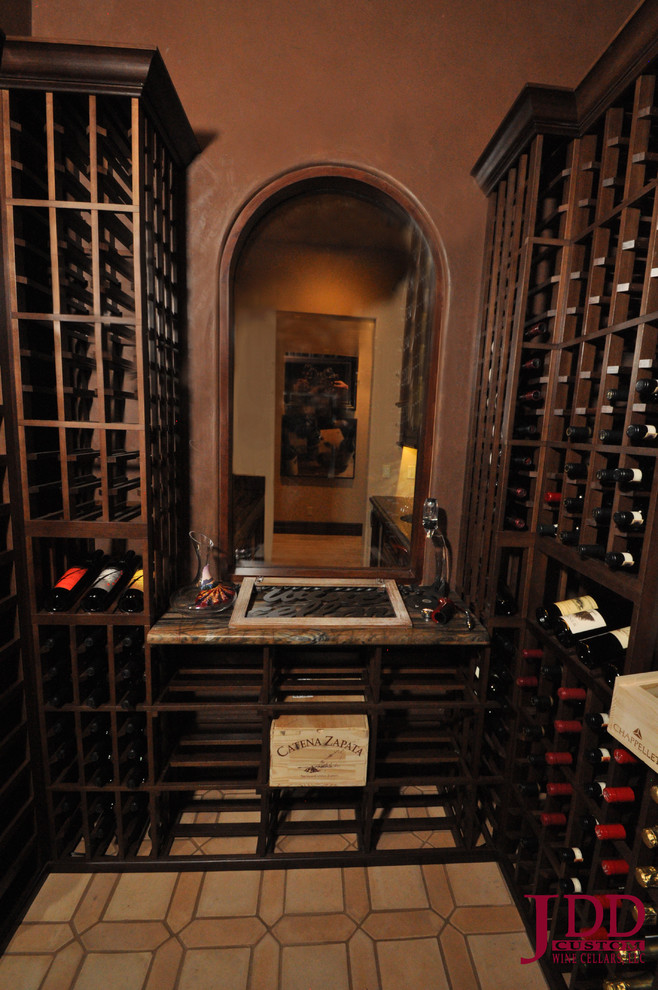 Mittelgroßer Mid-Century Weinkeller mit Porzellan-Bodenfliesen und waagerechter Lagerung in San Diego