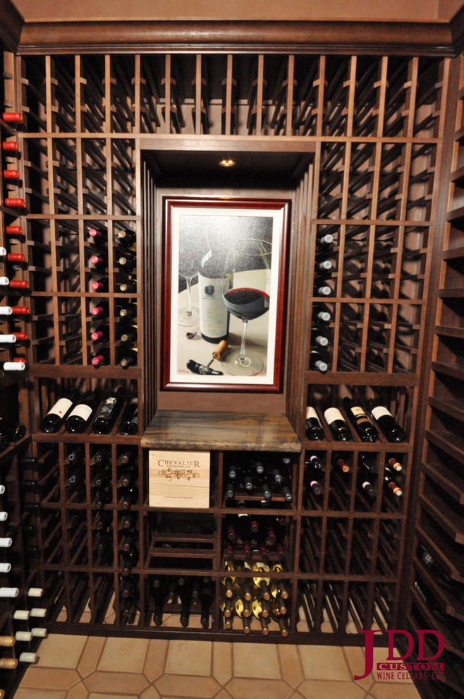 Cette photo montre une cave à vin rétro de taille moyenne avec un sol en carrelage de porcelaine et un présentoir.