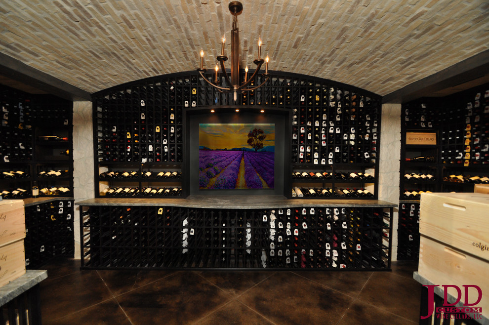 Inspiration pour une grande cave à vin méditerranéenne avec sol en béton ciré et un présentoir.