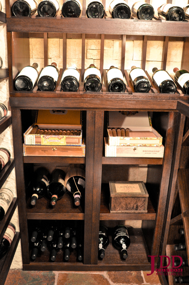 Foto på en liten vintage vinkällare, med kalkstensgolv och vindisplay