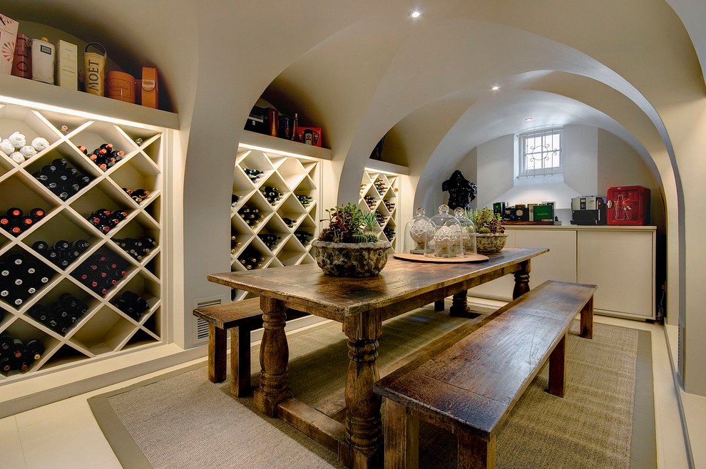 Exemple d'une cave à vin tendance avec des casiers losange.