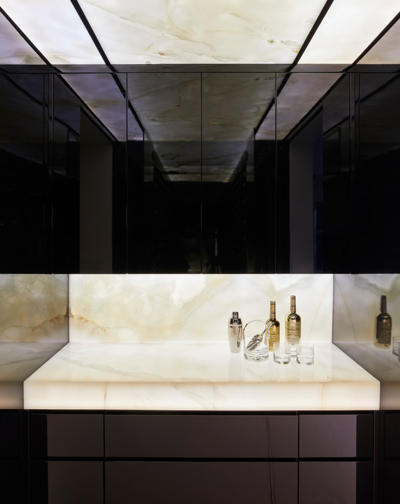 Réalisation d'une petite cave à vin design avec un sol en marbre, des casiers et un sol noir.