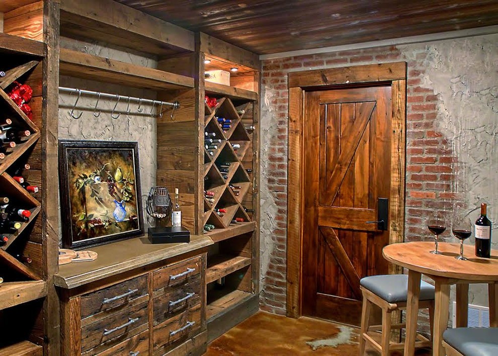 Cette photo montre une cave à vin montagne de taille moyenne avec sol en béton ciré, des casiers losange et un sol marron.