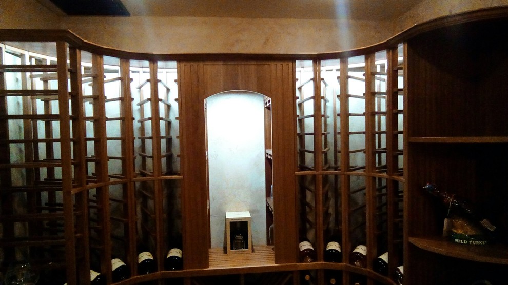 Cette photo montre une cave à vin chic de taille moyenne avec un sol en carrelage de céramique et des casiers.