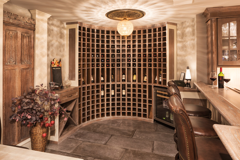 Idée de décoration pour une cave à vin tradition avec des casiers et un sol gris.