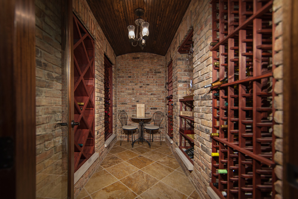 Cette photo montre une grande cave à vin chic avec un sol en carrelage de céramique et des casiers.