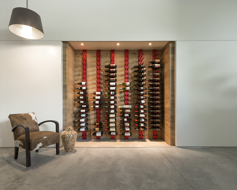 Aménagement d'une cave à vin contemporaine de taille moyenne avec des casiers.