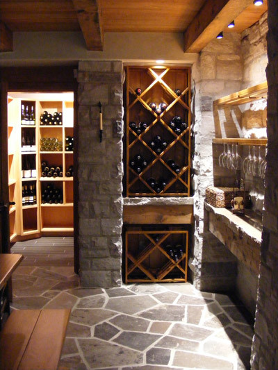 Cette photo montre une cave à vin chic.