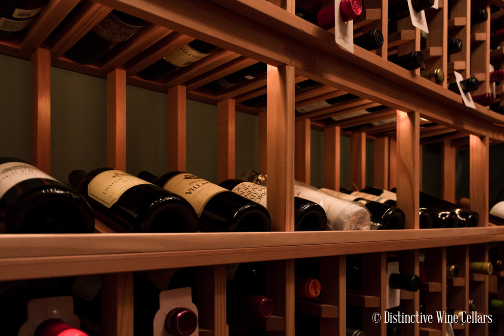 Idées déco pour une grande cave à vin classique avec des casiers.