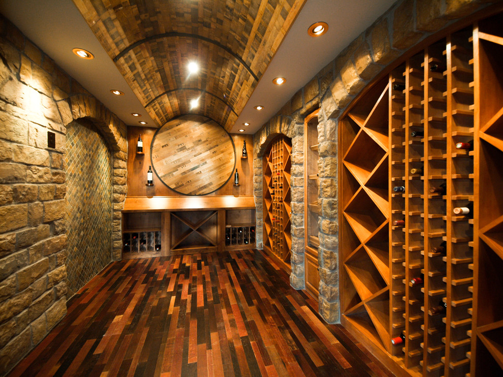 Mittelgroßer Klassischer Weinkeller mit braunem Holzboden und diagonaler Lagerung in Denver