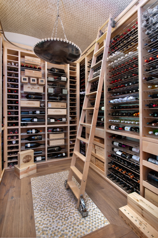 Mittelgroßer Maritimer Weinkeller mit braunem Holzboden, Kammern und beigem Boden in Sonstige