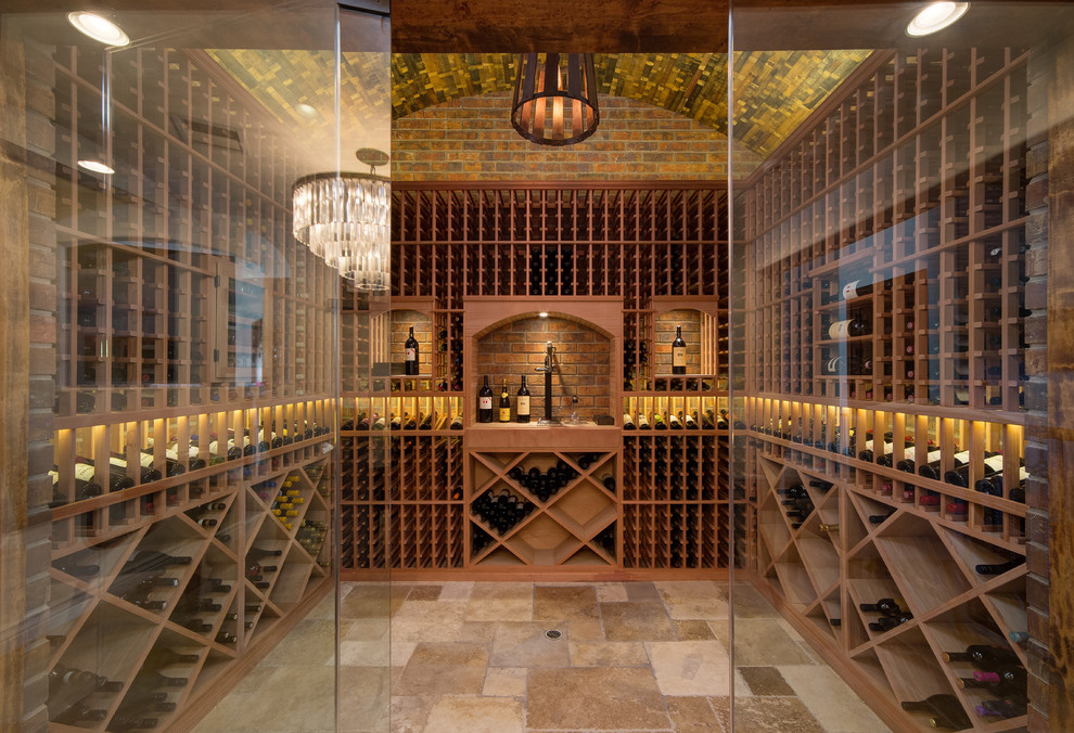 Exempel på en stor klassisk vinkällare, med travertin golv och vinställ med diagonal vinförvaring