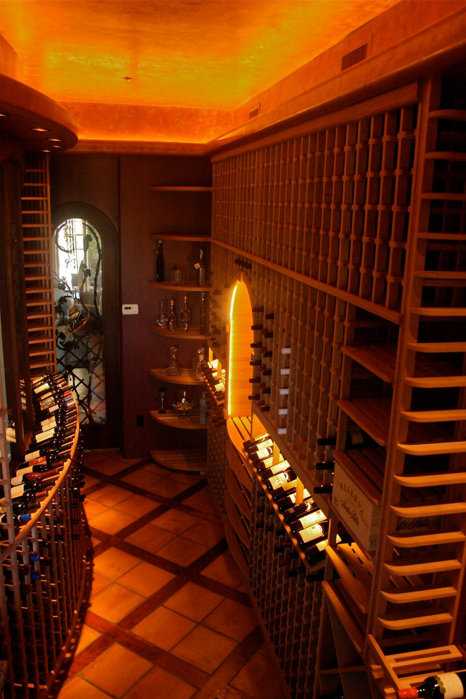 Cette photo montre une grande cave à vin montagne avec un présentoir.