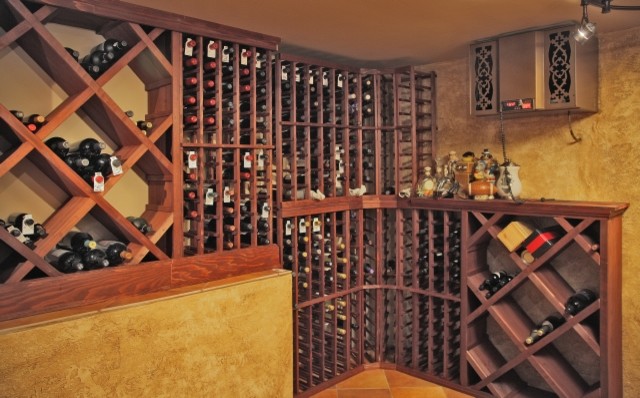 Exempel på en stor klassisk vinkällare, med klinkergolv i keramik, vinhyllor och orange golv