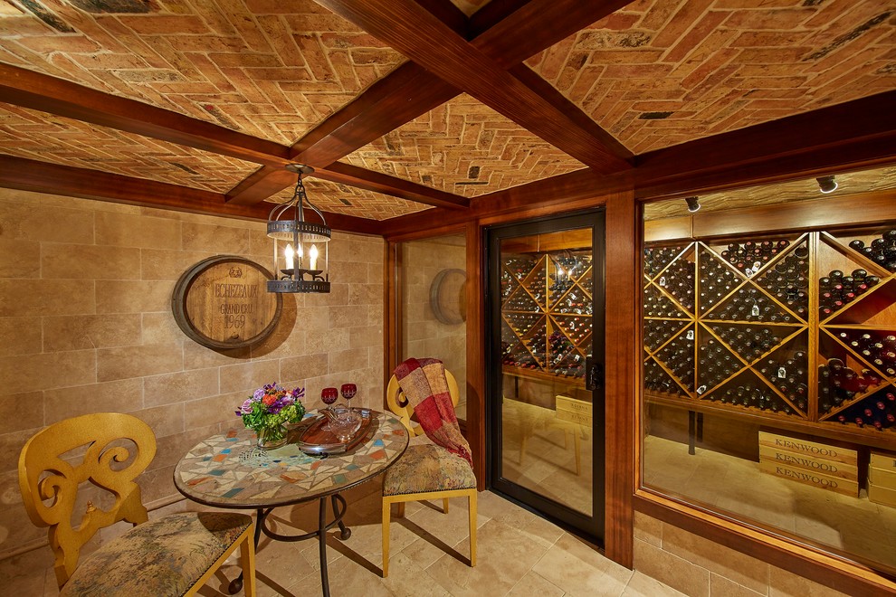 Idée de décoration pour une petite cave à vin tradition avec un sol en calcaire et des casiers losange.