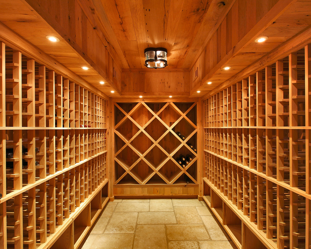 Cette photo montre une grande cave à vin chic avec des casiers, sol en béton ciré et un sol gris.
