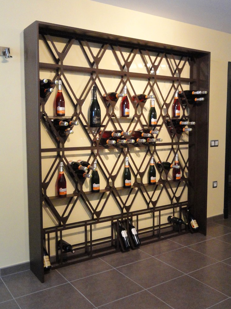 Aménagement d'une petite cave à vin moderne avec des casiers losange.